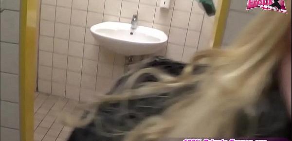  Deutsche Schlampe Public auf öffentlicher Toilette gefickt